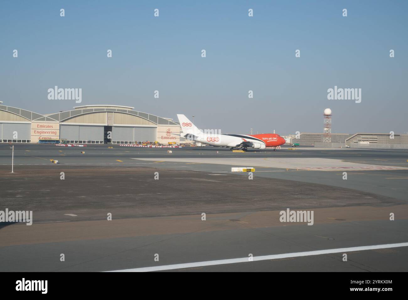 DUBAI, VAE - 21. FEBRUAR 2019: Ansicht einer TNT Airways Boeing 747 am Dubai International Airport. Stockfoto