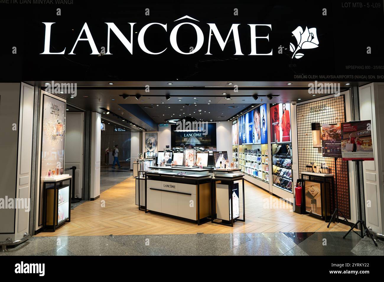 KUALA LUMPUR, MALAYSIA - 15. NOVEMBER 2023: Lancome Store am Kuala Lumpur International Airport. Stockfoto