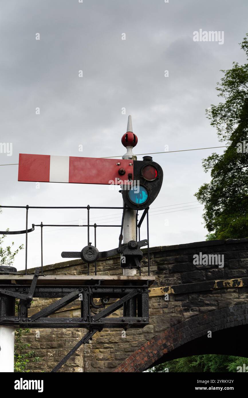 Severn Valley Railway, Arley, Worcestershire, 16-06-2019. Ein klassisches Semaphore-Zugsignal zeigt ein grünes Licht an. Stockfoto