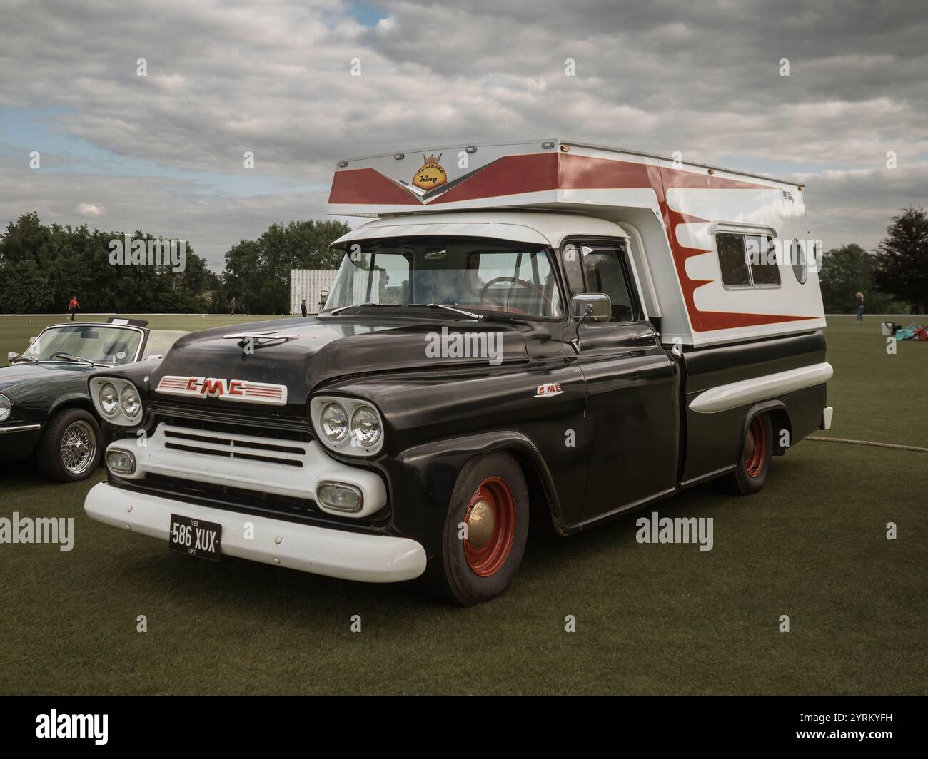 1959 GMC 100 Pietside Pickup mit Wohnmobil im Laderaum Stockfoto