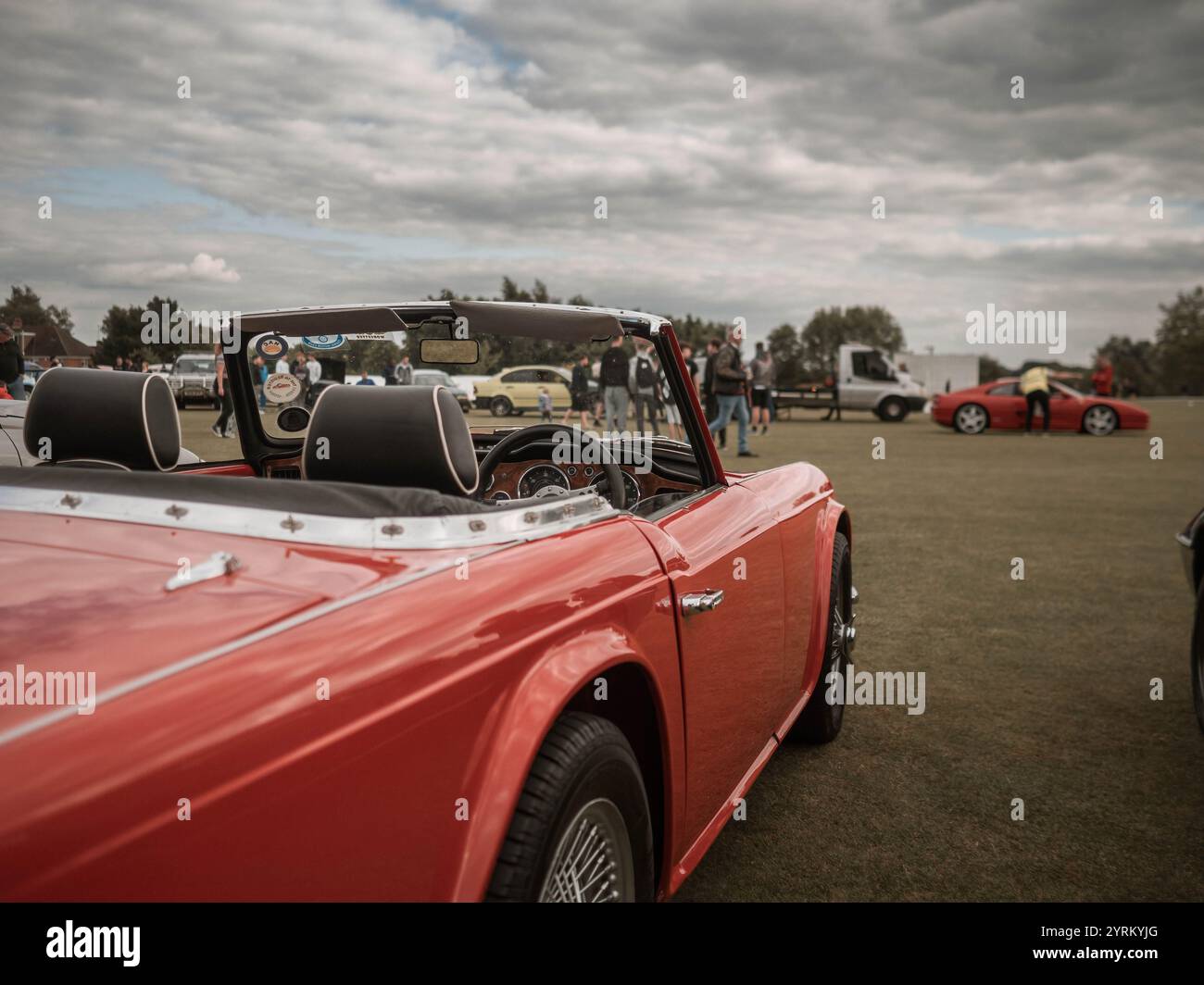 Triumphieren Sie TR5 bei einem Oldtimer-Treffen im Sommer Stockfoto