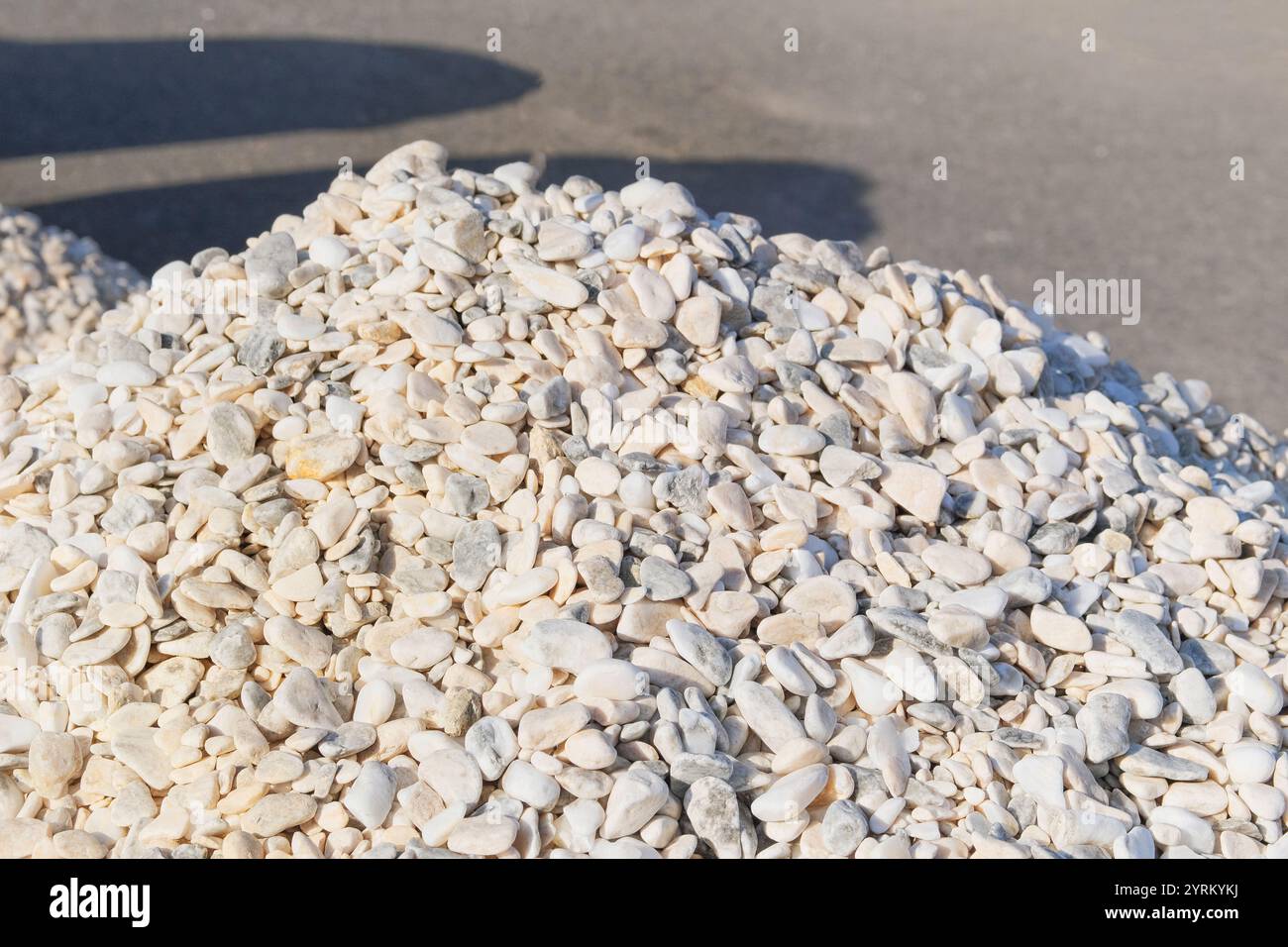 Beige Kieselsteine. Dekorative Steine werden auf dem Baumarkt verkauft. Natursteinmaterial. Dekoration und Konstruktion. Stockfoto