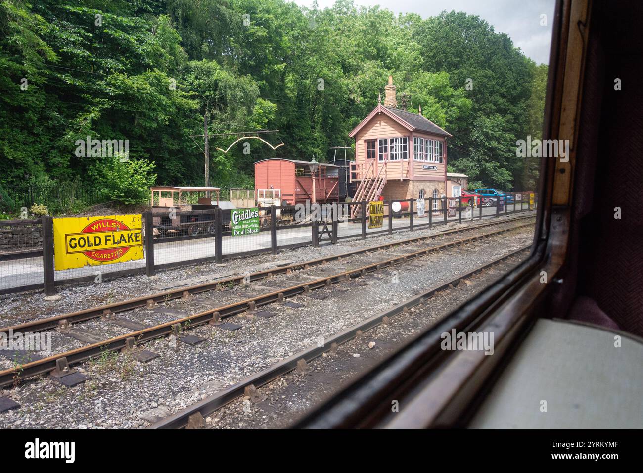 Severn Valley Railway, Highley, Shropshire, 16-06-2019. Vintage-Werbetafeln bei Highley Signal Box. Stockfoto