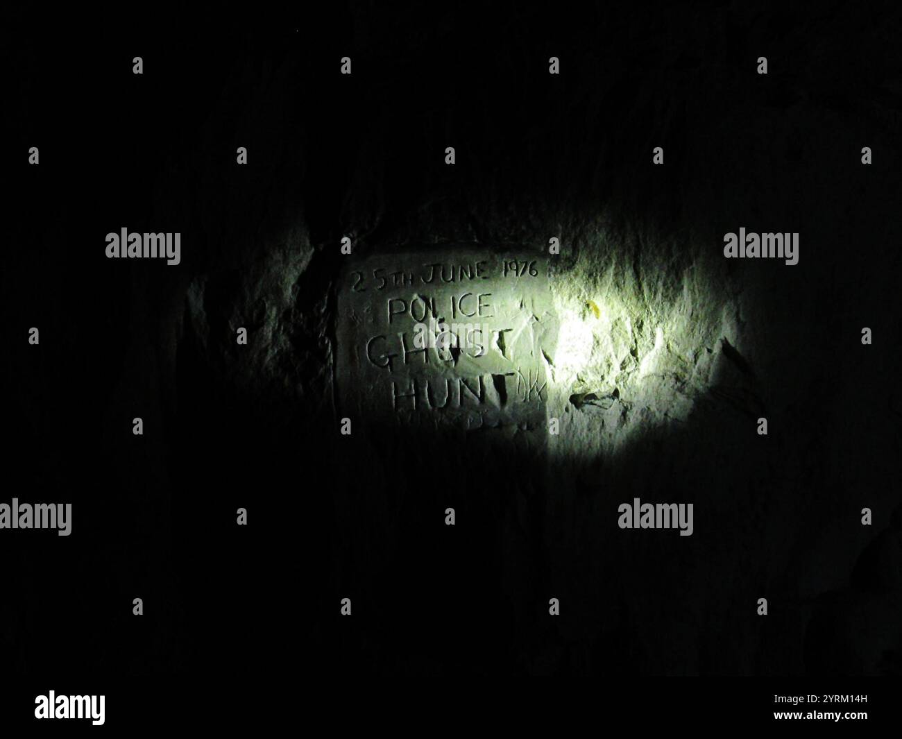 Wandschnitzereien während der Geisterjagd Chislehurst Caves von Polizeibeamten am 25. Juni 1976. Im Ersten Weltkrieg als Laden, im Zweiten Weltkrieg als Unterschlupf verwendet, enthält Druiden Tempel Stockfoto