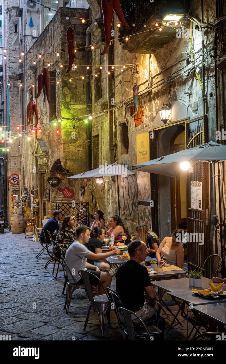 Abendessen im Freien im Restaurant, Straßenszene, Neapel, Italien Stockfoto