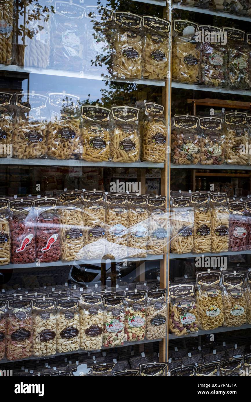 Pasta füllt ein Schaufenster in Neapel, Italien Stockfoto