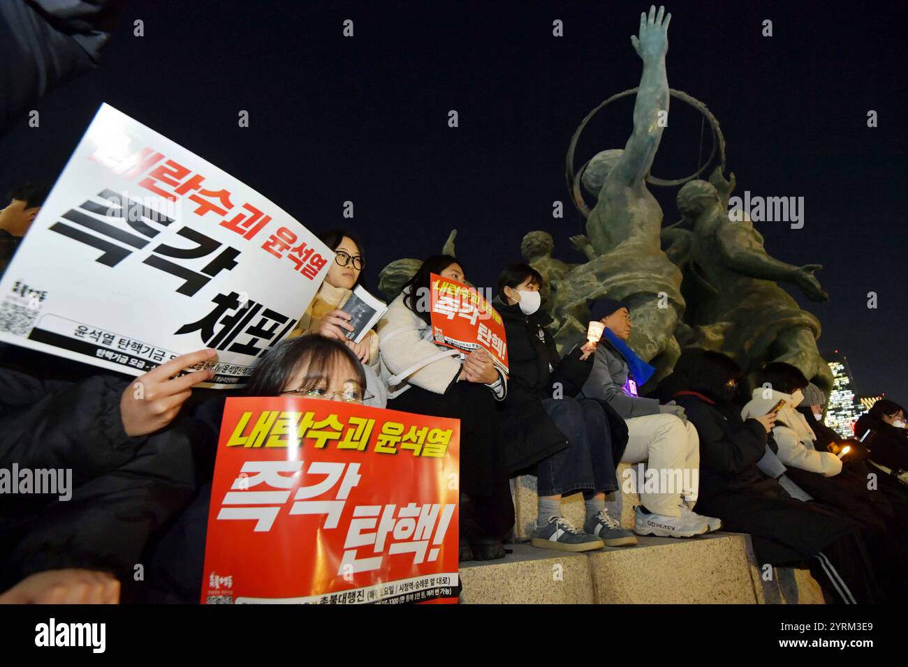 Seoul, Südkorea. Dezember 2024. Südkoreaner nehmen an einer Kundgebung Teil, die die Amtsenthebung des südkoreanischen Präsidenten Yoon Suk-yeol am 4. Dezember 2024 in Seoul, Südkorea, fordert. Südkoreanische Demonstranten marschierten am Mittwochabend auf das Präsidentenamt in der Hauptstadt Seoul zu, als sich die politische Krise, die von Präsident Yoon Suk-yeols plötzlicher Erklärung des Kriegsrechts im Land ausgelöst wurde, hinzog. Quelle: Jun Hyosang/Xinhua/Alamy Live News Stockfoto