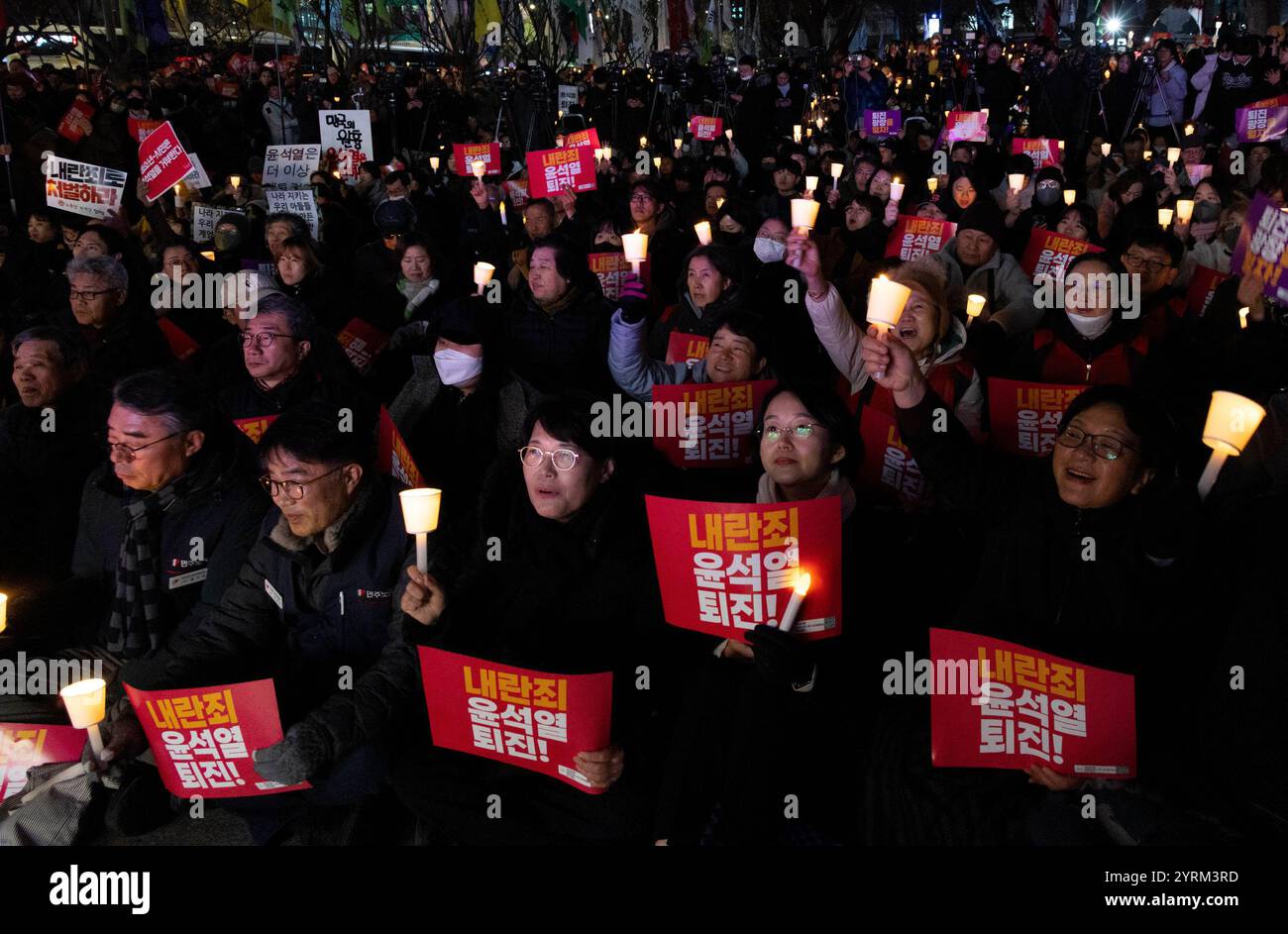 Seoul, Südkorea. Dezember 2024. Südkoreaner nehmen an einer Kundgebung Teil, die die Amtsenthebung des südkoreanischen Präsidenten Yoon Suk-yeol am 4. Dezember 2024 in Seoul, Südkorea, fordert. Südkoreanische Demonstranten marschierten am Mittwochabend auf das Präsidentenamt in der Hauptstadt Seoul zu, als sich die politische Krise, die von Präsident Yoon Suk-yeols plötzlicher Erklärung des Kriegsrechts im Land ausgelöst wurde, hinzog. Quelle: Jun Hyosang/Xinhua/Alamy Live News Stockfoto