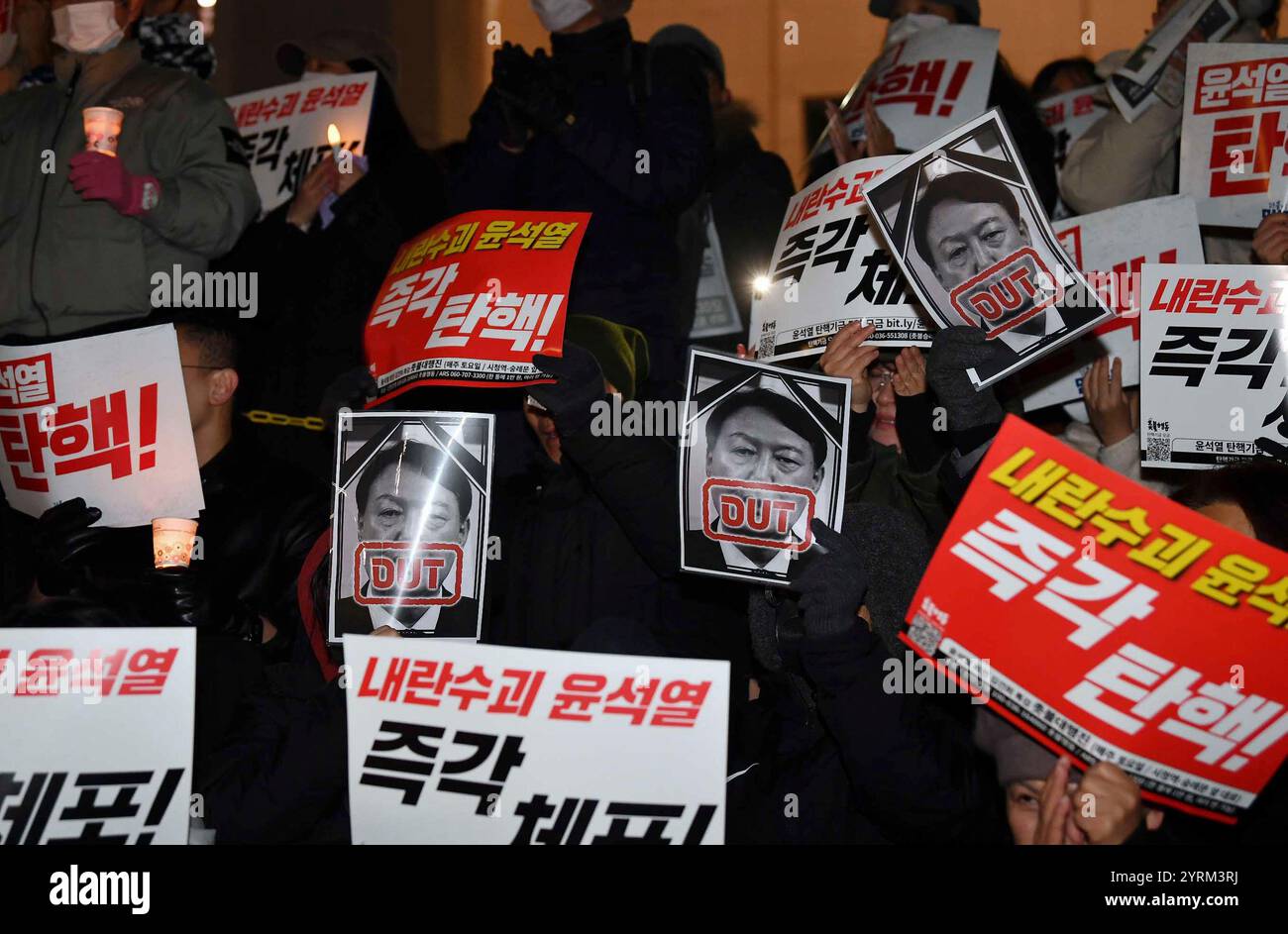 Seoul, Südkorea. Dezember 2024. Südkoreaner nehmen an einer Kundgebung Teil, die die Amtsenthebung des südkoreanischen Präsidenten Yoon Suk-yeol am 4. Dezember 2024 in Seoul, Südkorea, fordert. Südkoreanische Demonstranten marschierten am Mittwochabend auf das Präsidentenamt in der Hauptstadt Seoul zu, als sich die politische Krise, die von Präsident Yoon Suk-yeols plötzlicher Erklärung des Kriegsrechts im Land ausgelöst wurde, hinzog. Quelle: Jun Hyosang/Xinhua/Alamy Live News Stockfoto