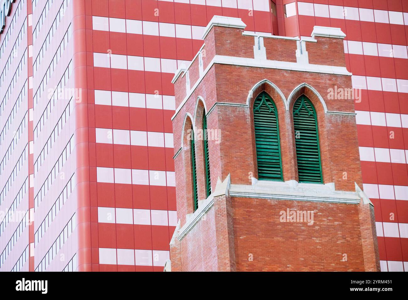 Red ATCO Gebäude und 1. presbyterianische Kirche. Edmonton. Alberta, Kanada Stockfoto