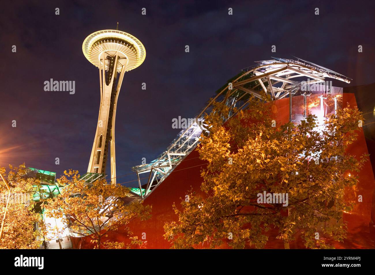 Erleben Sie das Musikprojekt (interaktives Musikmuseum, erbaut von Frank O. Gehry) mit Space Needle am Abend. Seattle. USA Stockfoto