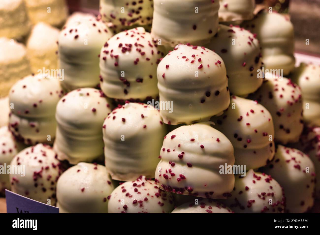 Eine Nahaufnahme einer Pyramide aus Marshmallows mit weißer Schokolade ...