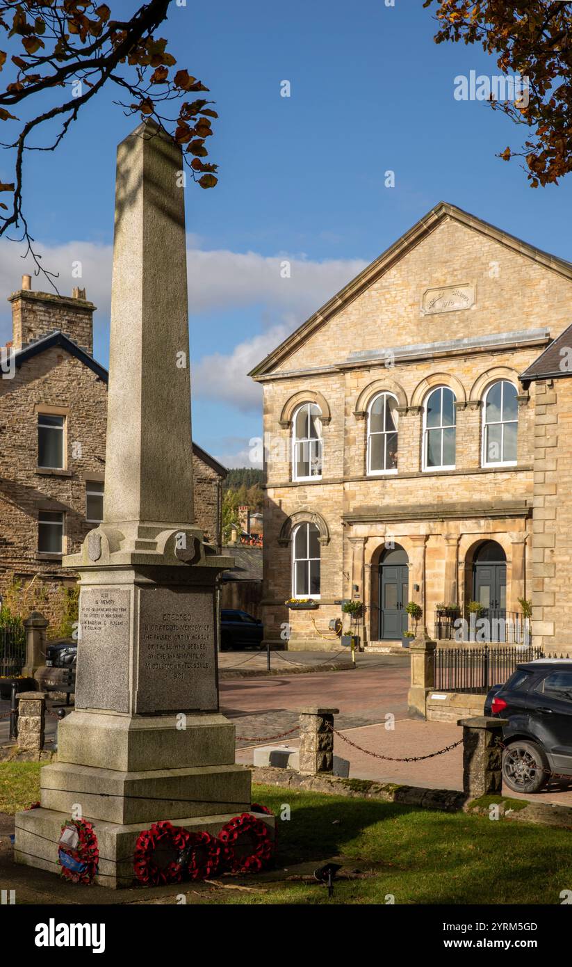 UK, County Durham, Teesdale, Middleton in Teesdale, Horsemarket, Pathway Methodist Church & War Memorial Stockfoto