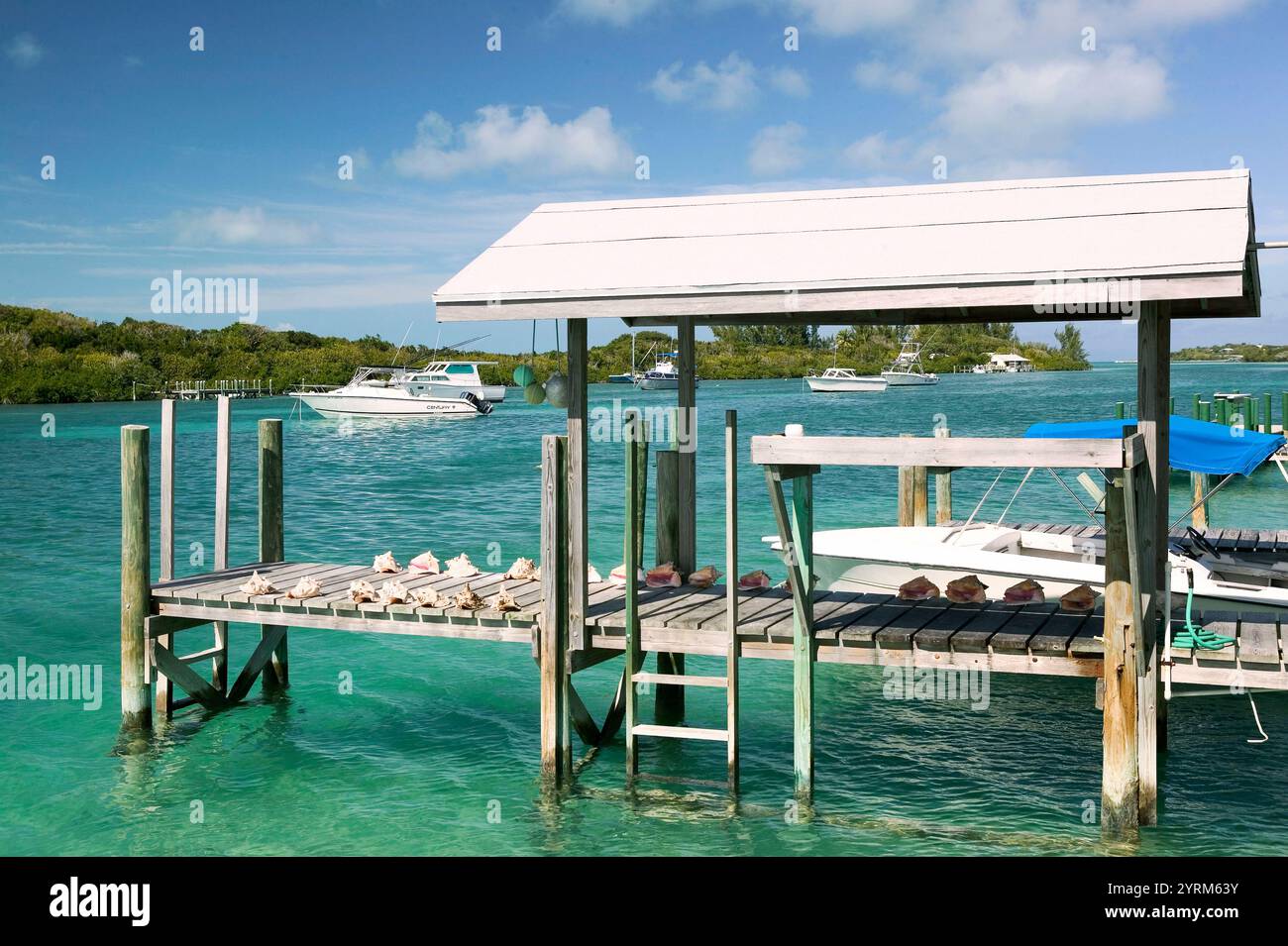 Bahamas, Abacos, Loyalist Cays, man O war Cay: Albury's Sail Shop, Pier View Stockfoto