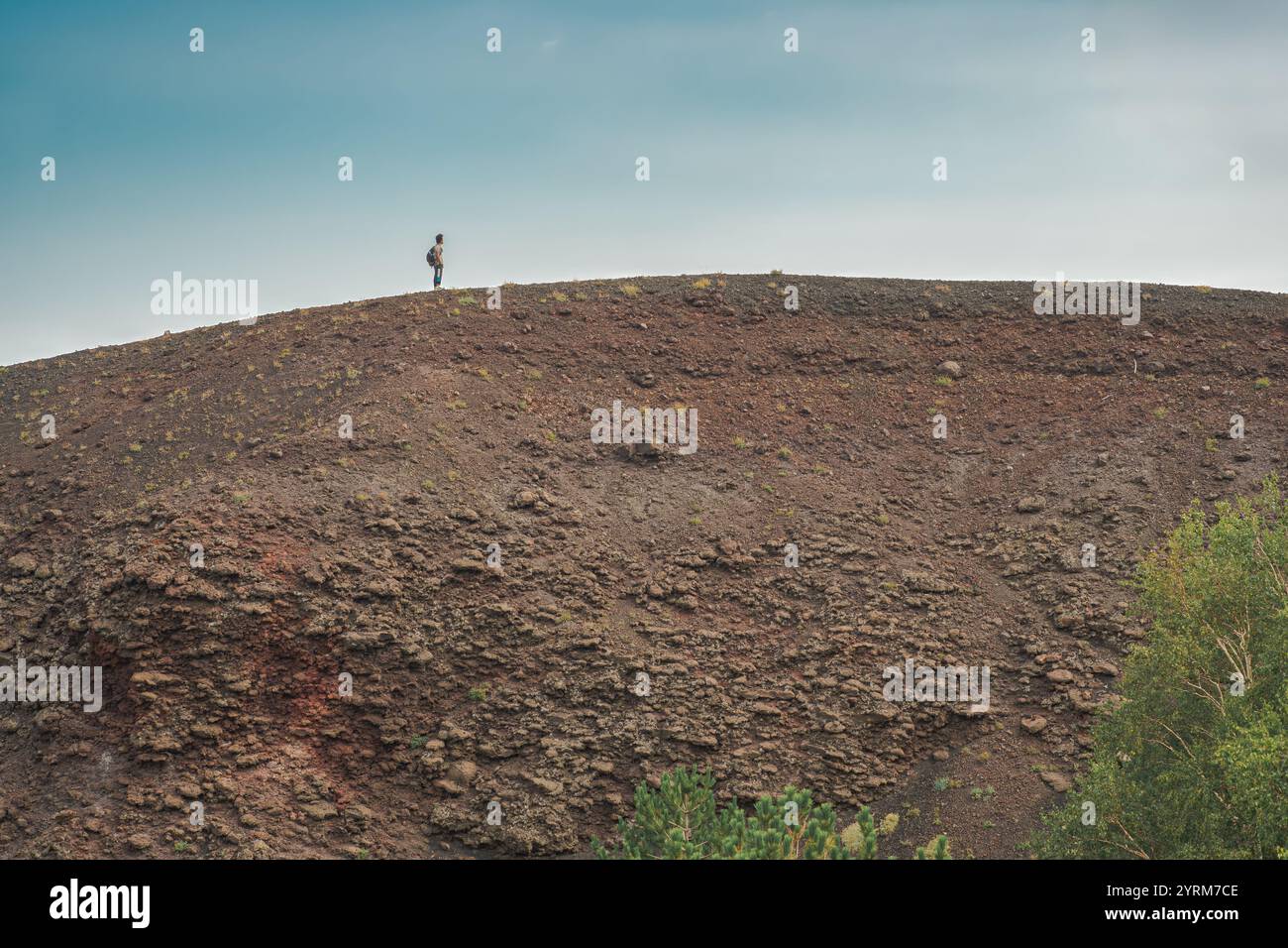 Sartorius Mounts, Nördlicher Ätna: Ein Junge steht auf dem Bergweg in der vulkanischen Landschaft und betrachtet die Landschaft unten. Stockfoto