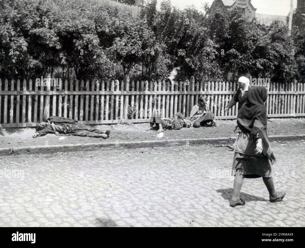 Verhungerte Bauern auf einer Straße in Charkiw, Ukraine, 1933. Die Holodomor, auch bekannt als Ukrainische Hungersnot, war eine von Menschen verursachte Hungersnot in der Sowjetunion von 1932 bis 1934, bei der Millionen Ukrainer ums Leben kamen. Der Holodomor war Teil der größeren sowjetischen Hungersnot von 1930?1934, die die wichtigsten Getreidegebiete der Sowjetunion betraf. Stockfoto