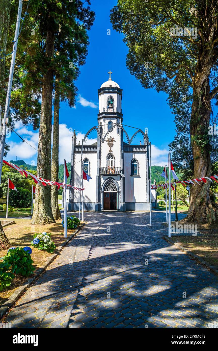 Blick auf die Kirche St. Nikolaus in der Region Sieben Städte auf der Insel San Miguel auf den Azoren im Sommer Stockfoto