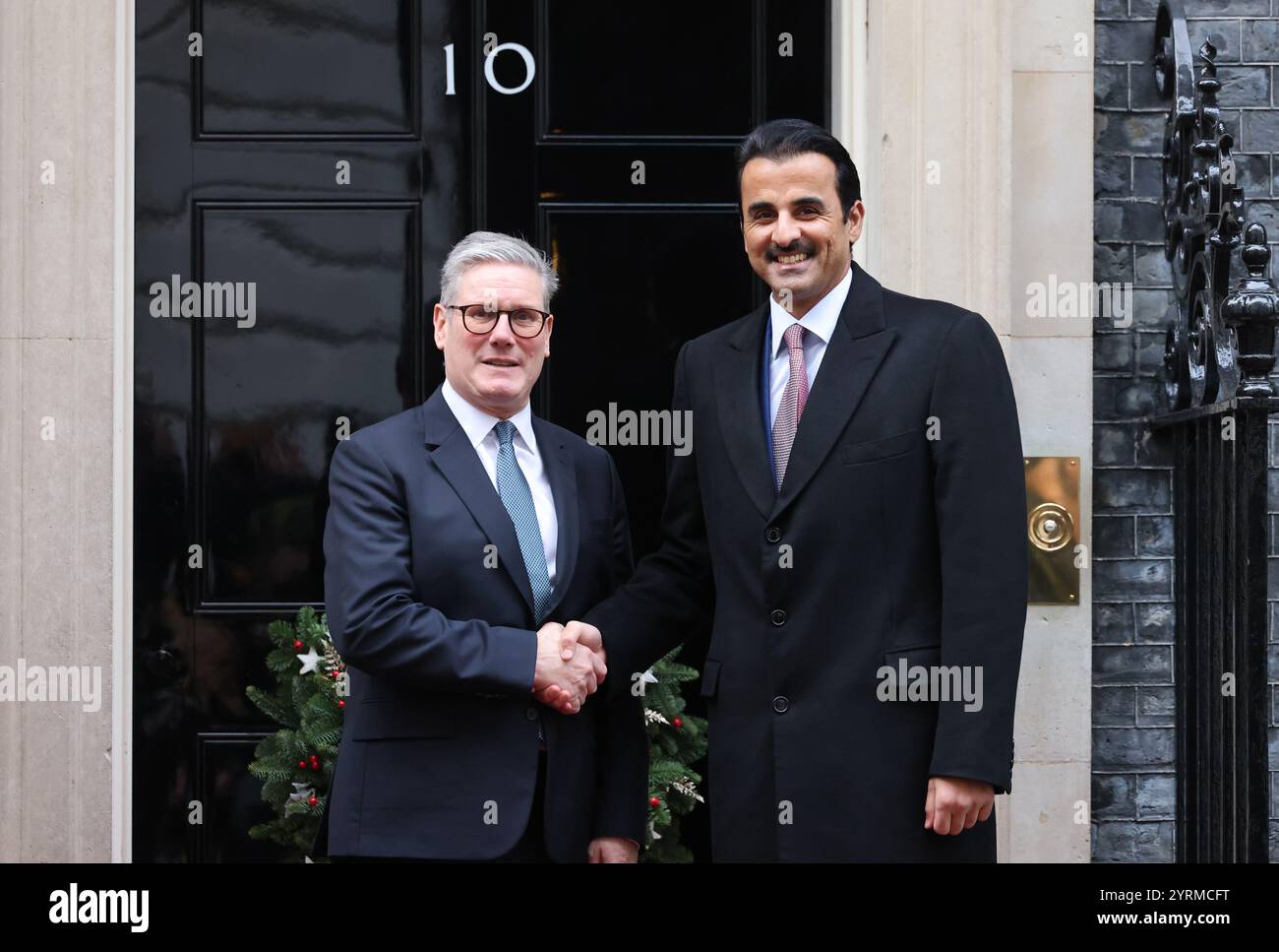 London, UK, 4. Dezember 2024. Premierminister Keir Starmer begrüßte den Emir von Katar, Scheich Tanim, in der Downing Street als Teil eines zweitägigen Staatsbesuchs in Großbritannien. Starmer begrüßte eine neue Partnerschaft zwischen den beiden Ländern, die 1000 hochqualifizierte Arbeitsplätze und weltweit führende Klimatechnologien-Zentren in Großbritannien und Katar schaffen wird. Kredit : Monica Wells/Alamy Live News Stockfoto