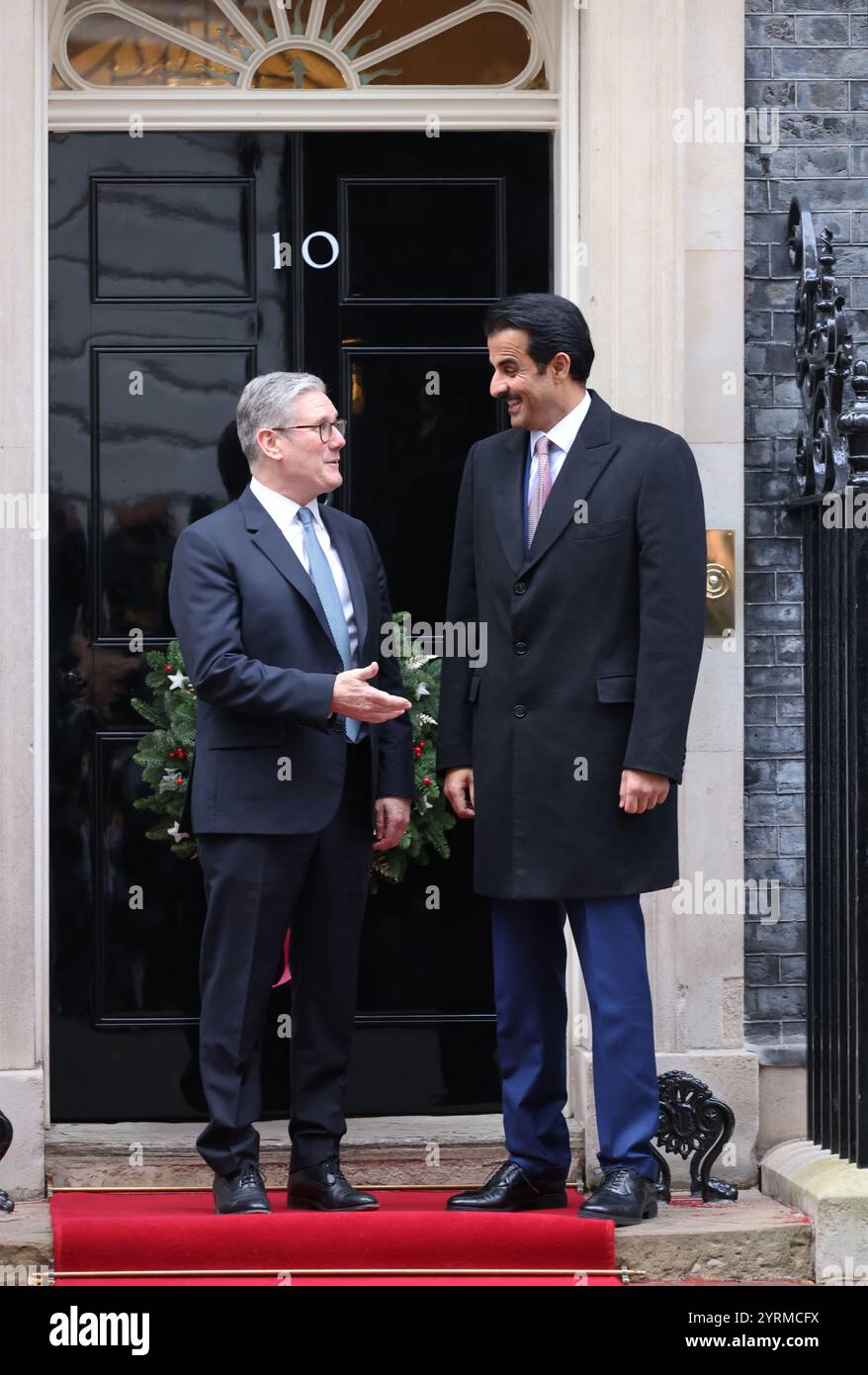 London, UK, 4. Dezember 2024. Premierminister Keir Starmer begrüßte den Emir von Katar, Scheich Tanim, in der Downing Street als Teil eines zweitägigen Staatsbesuchs in Großbritannien. Starmer begrüßte eine neue Partnerschaft zwischen den beiden Ländern, die 1000 hochqualifizierte Arbeitsplätze und weltweit führende Klimatechnologien-Zentren in Großbritannien und Katar schaffen wird. Kredit : Monica Wells/Alamy Live News Stockfoto