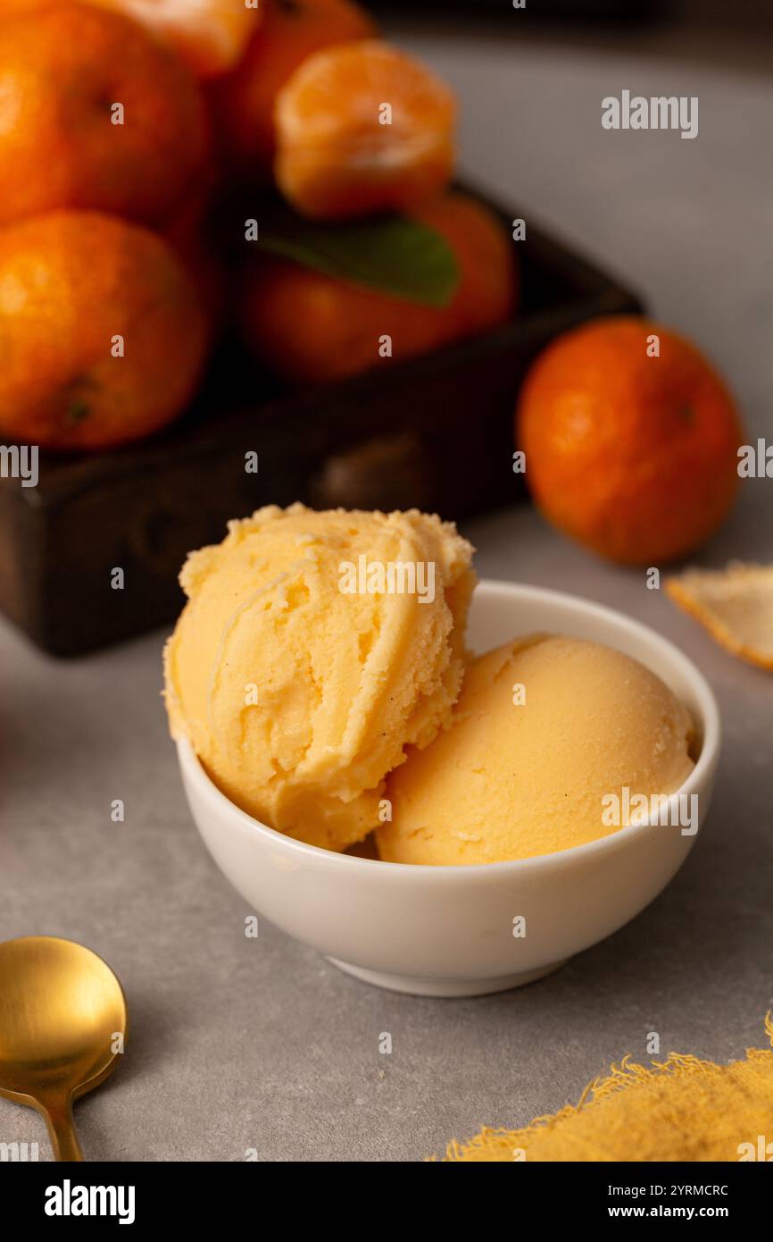 Kugeln mit natürlichem Mandarineneis Stockfoto