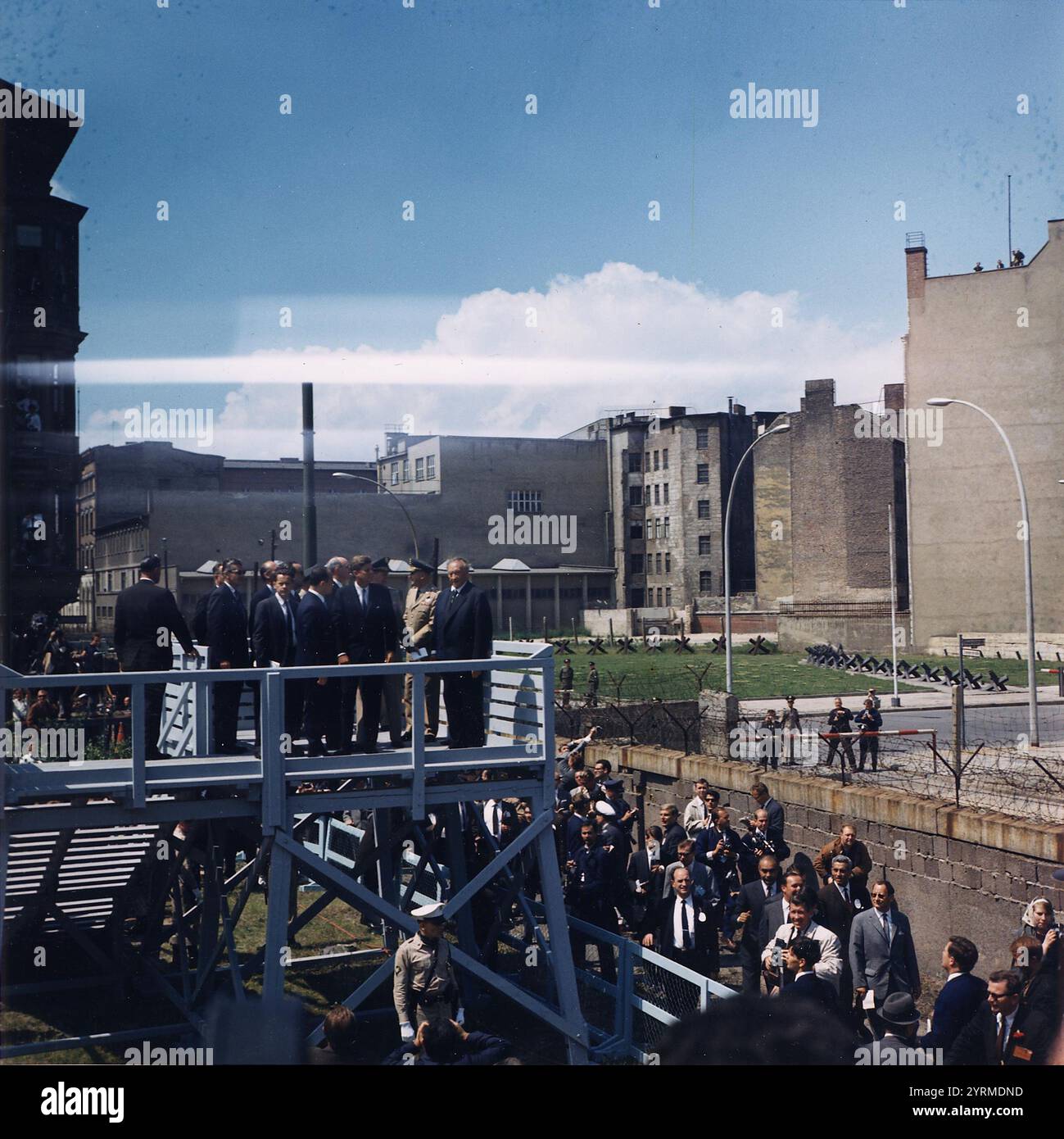 Kennedy, Willy Brandt und Bundeskanzler Konrad Adenauer in Berlin. Präsident Kennedy besuchte Berlin am 26. Juni 1963. Der Höhepunkt seines siebeneinhalbstündigen Aufenthalts war seine Rede vor dem Rathaus Schönberg mit dem legendären Schlusssatz „Ich bin ein Berliner“. Stockfoto