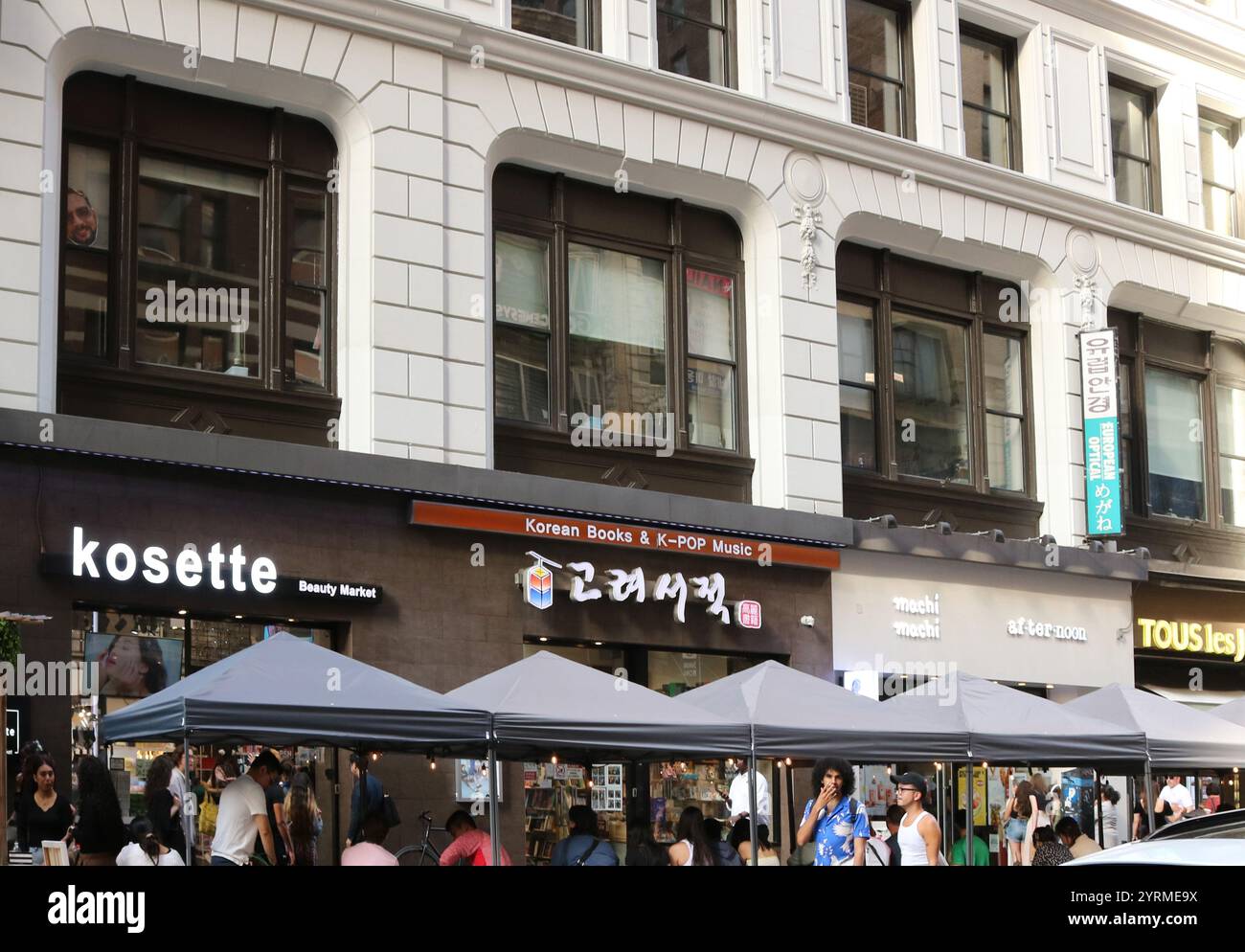 Koreatown (K-Town) ist eine koreanische Enklave in Midtown Manhattan, New York City, die sich auf der 32nd Street zwischen der Madison Avenue und der Kreuzung mit der Sixth Avenue und dem Broadway befindet. Das Viertel in Midtown South bietet über 150 Unternehmen verschiedener Art und Größe, von kleinen Restaurants und Schönheitssalons bis hin zu großen Filialen koreanischer Bankkonglomerate. Das Koreatown von Manhattan war historisch gesehen Teil des Garment District. In den 1980er Jahren wurden in der Gegend ein koreanischer Buchladen und eine Handvoll Restaurants gegründet. Stockfoto