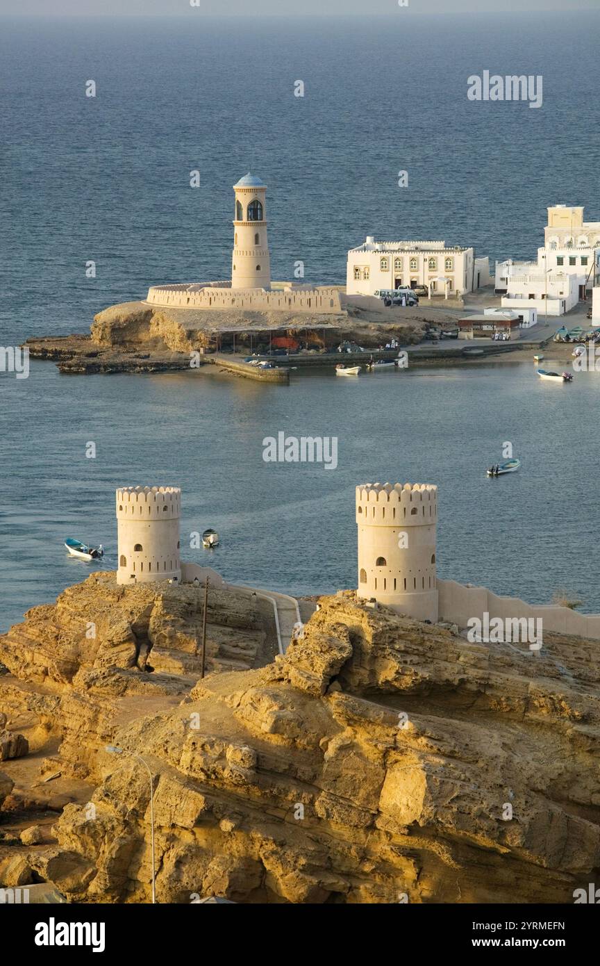 OMAN-Sharqiya Region-Sur: Türme von Al Ayajh Fort / Sur Bucht / späten Nachmittag Stockfoto