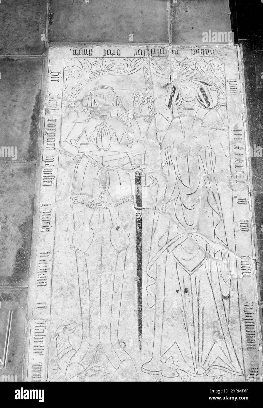 Das Tresham Alabaster (gedenken an Richard und Isabelle, beide starben 1533) auf dem Boden in der sächsischen und normannischen christlichen Kirche im Dorf Stockfoto