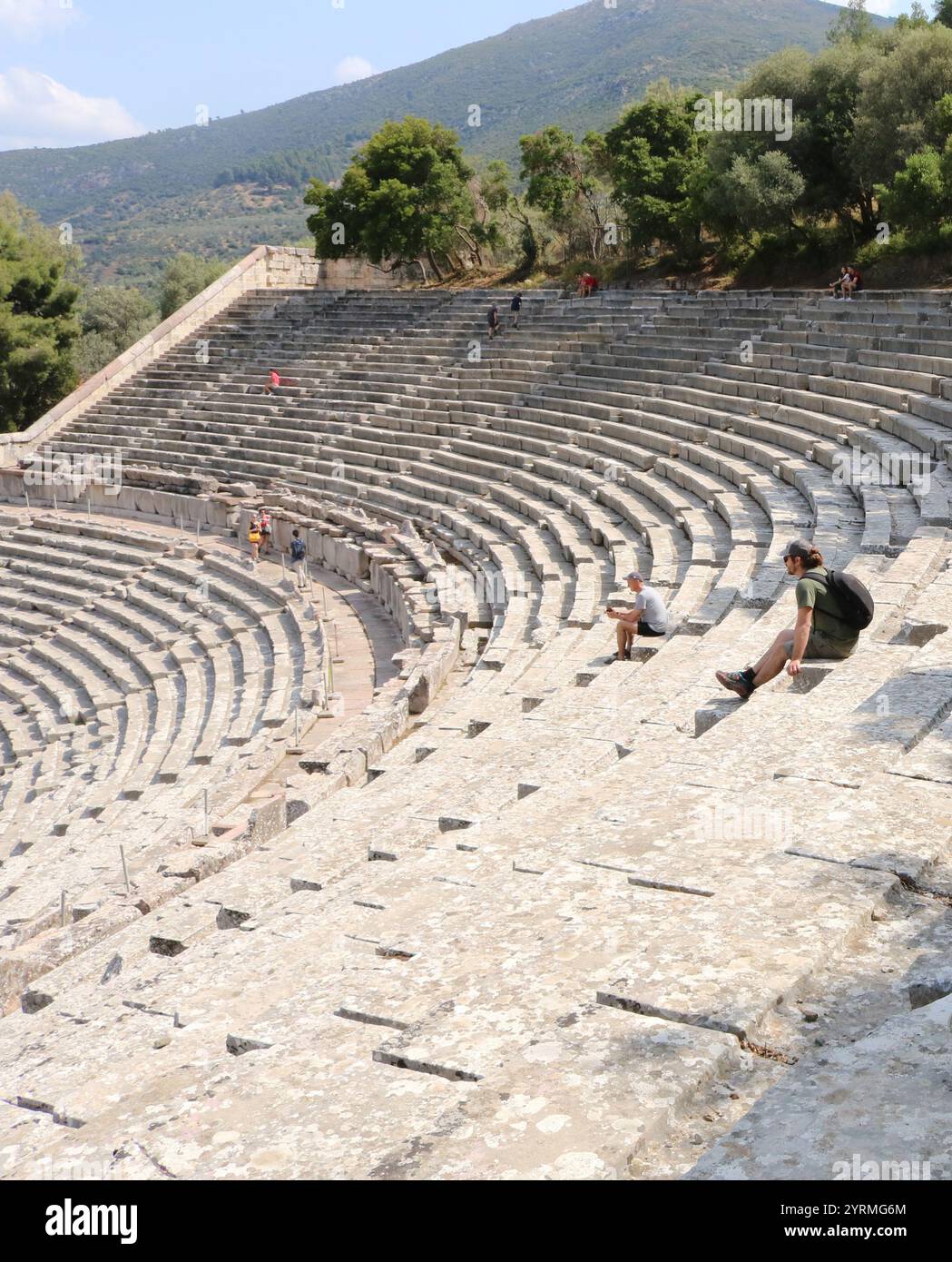 Das antike Theater von Epidaurus ist ein Theater in der griechischen ...