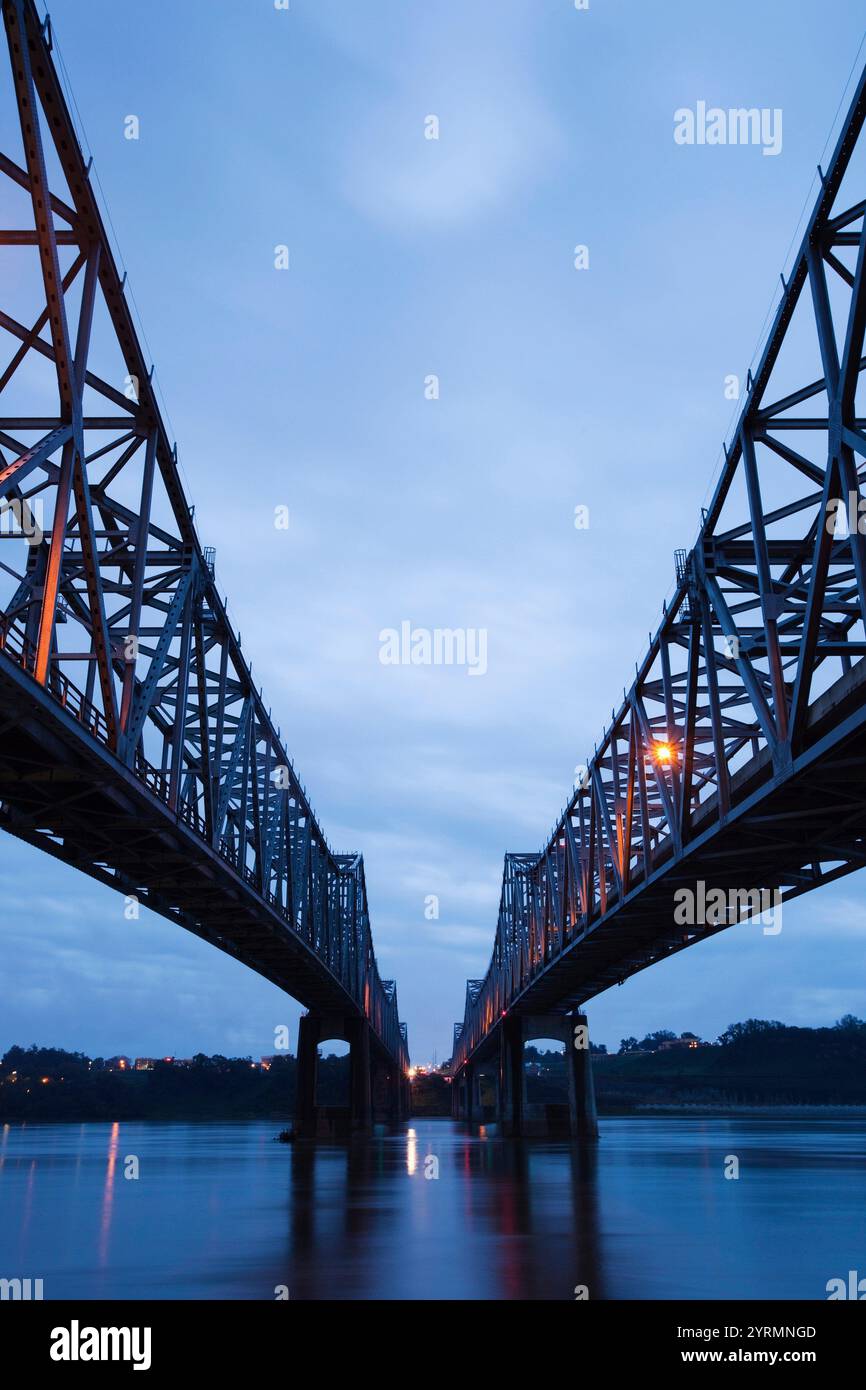 USA, Mississippi, Natchez, Rt 65 und 84 Brücken über den Mississippi River, Morning Stockfoto