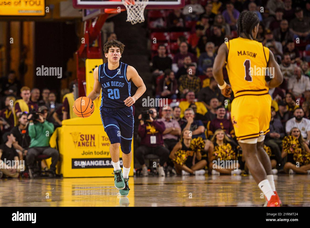 Joey Chammaa (20), der aus San Diego Toreros besteht, fährt in der zweiten Hälfte des NCAA-Basketballspiels gegen die Arizona State Sun Devils in Tem auf dem Platz Stockfoto