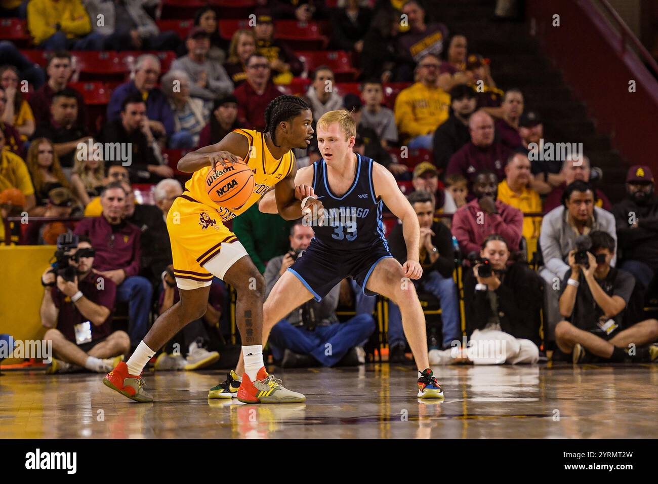 Dominic Muncey (33) bewacht den Arizona State Sun Devils-Wächter Alston Mason (1) in der zweiten Hälfte des NCAA-Basketballspiels Agave Stockfoto