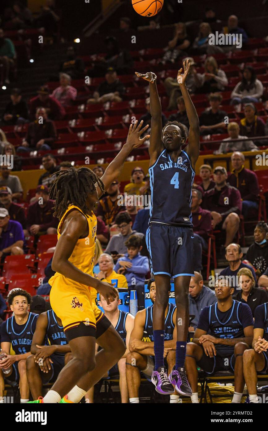 San Diego Toreros Stürmer David Simon (4) schießt in der zweiten Hälfte des NCAA Basketballspiels gegen die Arizona State Sun Devils i einen drei Pointer Stockfoto