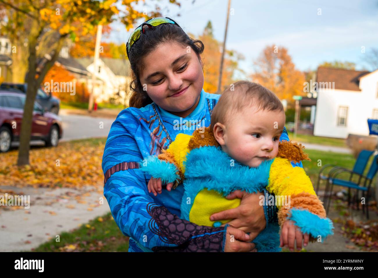 Mutter und Kind im halloween-Kostüm posieren für Fotografen auf einer Arbeiterstraße im Mittleren Westen. Stockfoto