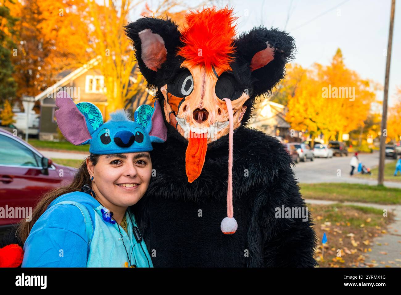 Ehemann und Ehefrau im halloween-Kostüm waren für Fotografen in einer Arbeiterstraße in der kleinen Stadt Lud im Mittleren Westen geeignet Stockfoto