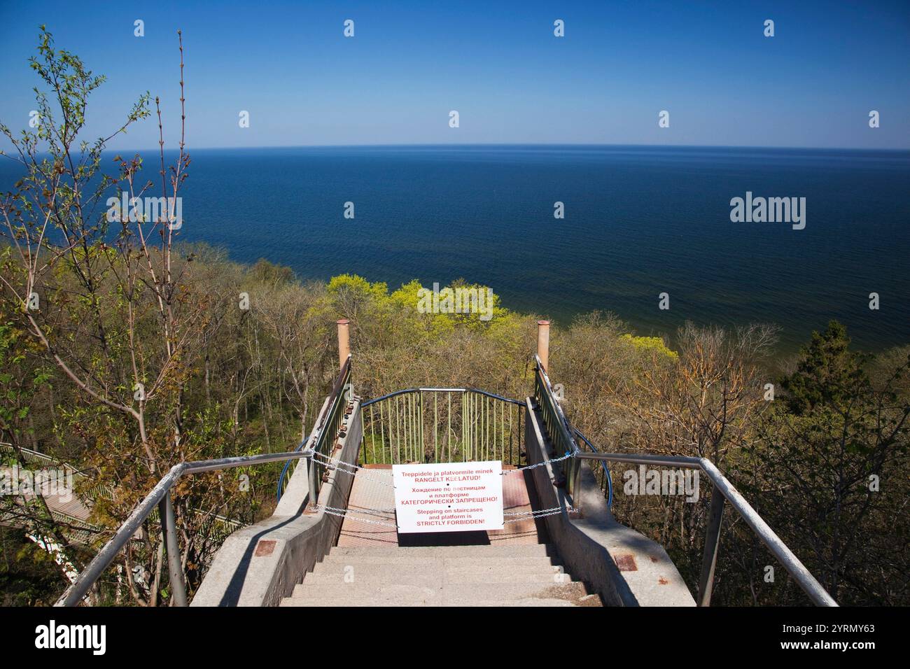 Estland, Nordostestland, Valaste, Klippen des Baltischen Glint, Treppe zum Valaste Wasserfall Stockfoto