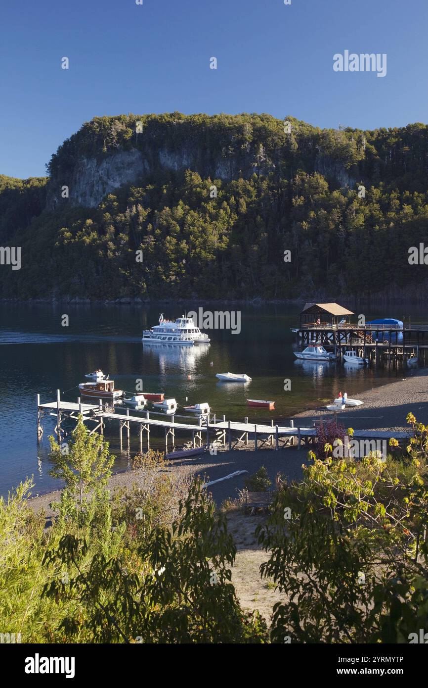 Bahia Mansa Bucht und Fähre zum Los Arrayanes Nationalpark, Lake Nahuel Huapi, Villa La Angostura, Straße der sieben Seen, Lake District, Neuquen Provi Stockfoto