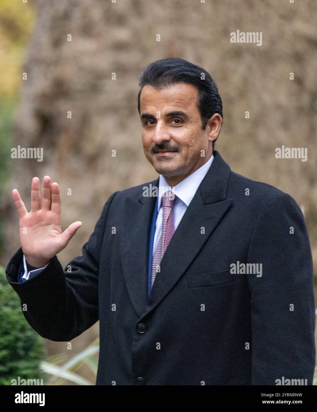 London, Großbritannien. Dezember 2024. Sheikh Tamim bin Hamad Al Thani, Emir von Katar, besucht Kier Starmer, Premierminister, in 10 Downing Street, London Vereinigtes Königreich, Bild Sheikh Tamim bin Hamad Al Thani Credit: Ian Davidson/Alamy Live News Stockfoto