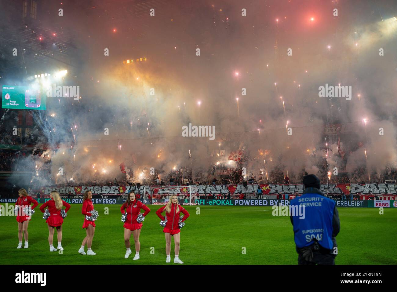 Köln, Deutschland. Dezember 2024. 04.12.2024, Fussball: DFB Pokal, Saison 2024/2025, Achtelfinale, 1. FC Köln - Hertha BSC Berlin im RheinEnergieStadion in Köln. Die Suedtribuene schickte Raketen in den Himmel. Wichtiger Hinweis: Gemaess den Vorgaben der DFL Deutsche Fussball Liga bzw. Des DFB Deutscher Fussball-Bund ist es untersagt, in dem Stadion und/oder vom Spiel angefertigte Fotoaufnahmen in Form von Sequenzbildern und/oder videoaehnlichen Fotostrecken zu verwerten bzw. Verwerten zu lassen. Foto: Kirchner-Media/TH/dpa/Alamy Live News Stockfoto