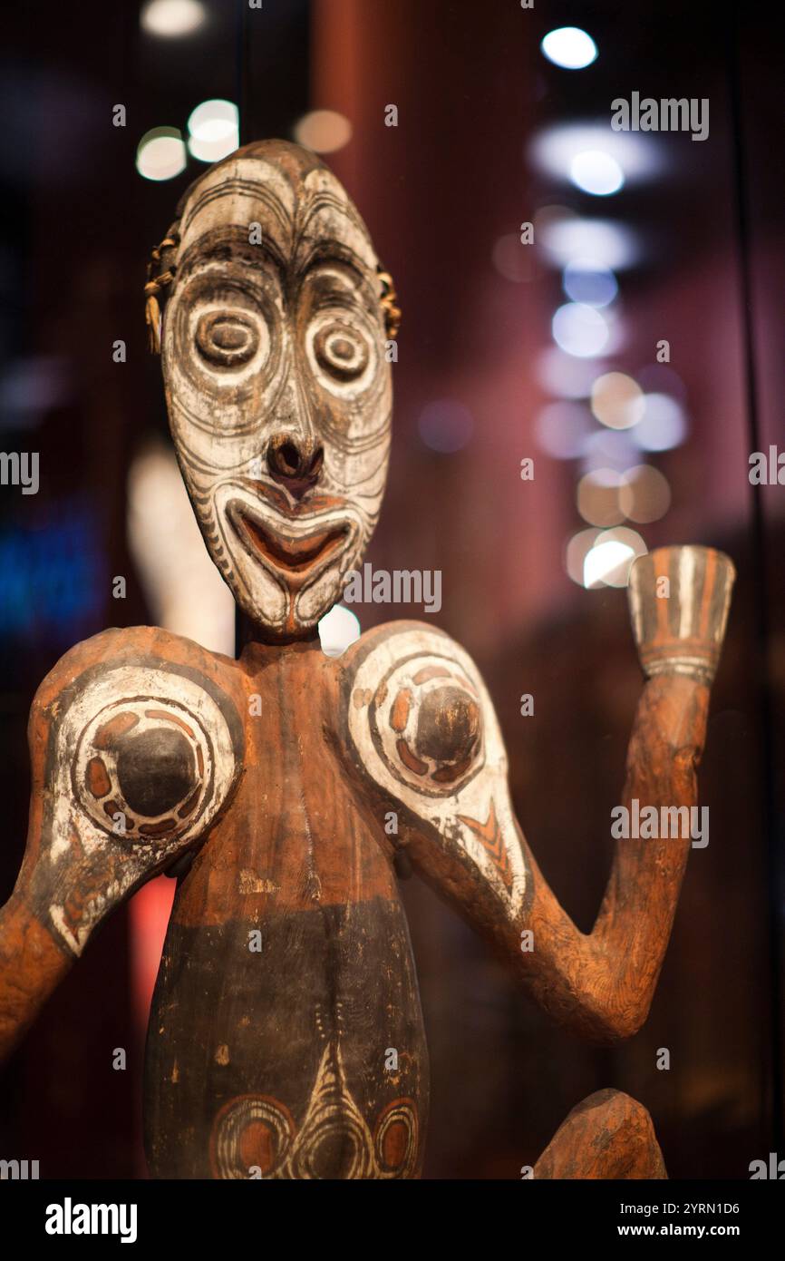 Frankreich, Paris, Musee du Quai Branly Museum, Giebelmaske, Neuguinea, 20. Jahrhundert Stockfoto