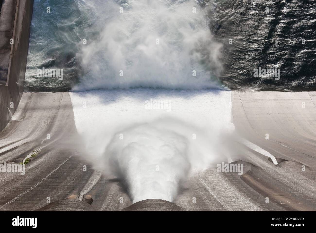 USA, California, Nordkalifornien, nördlichen Berge, Gipfel Stadt, Shasta Dam, Shasta Lake, Hochwasserentlastung Stockfoto