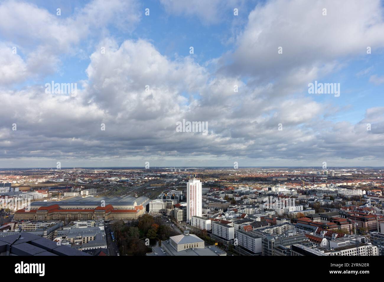 Fantastische Aussicht von der Aussichtsplattform des City Tower über die Stadt Leipzig, atemberaubende Aussicht Stockfoto