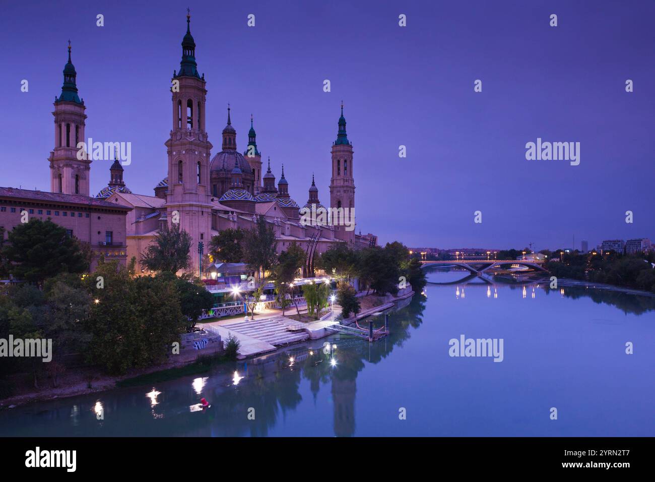 Spanien, Region Aragón, Provinz Saragossa, Zaragoza, Basilica de Nuestra Señora de Pilar am Fluss Ebro, dawn Stockfoto