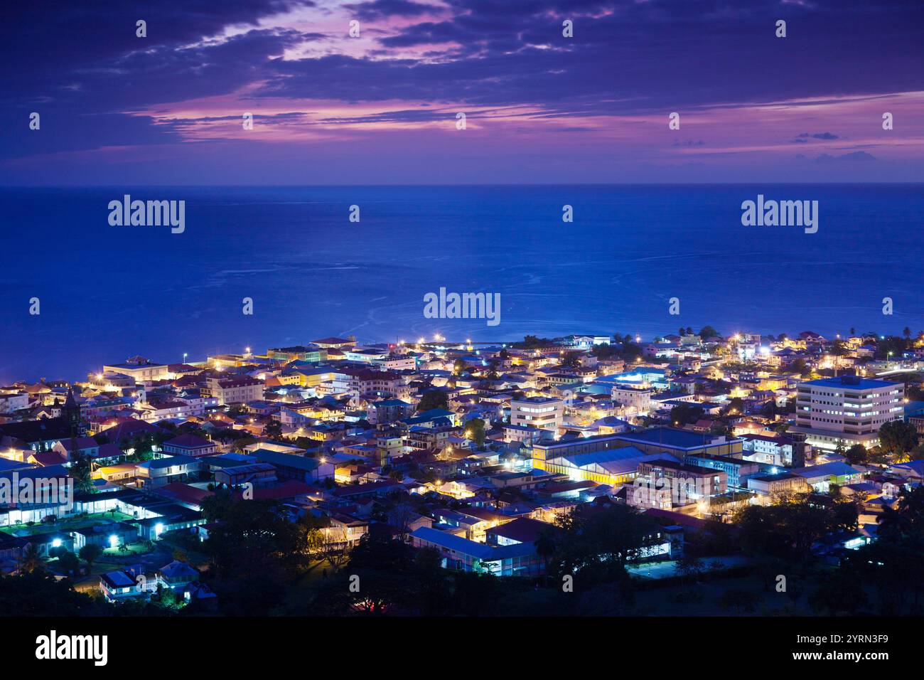 Dominica, Roseau, Blick auf die erhöhten Stadt, Dämmerung Stockfoto