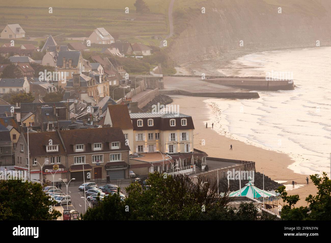 Frankreich, Normandie, Calvados Abteilung, d-Day Strände Gegend, Arromanches-Les-Bains, Blick auf die erhöhten Stadt, Sonnenuntergang Stockfoto