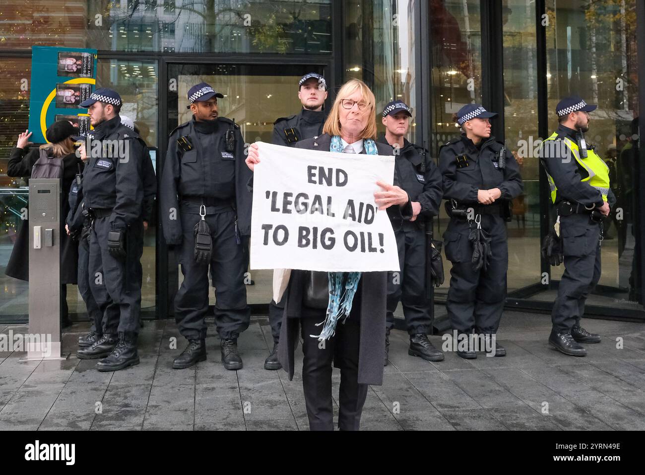 London, Großbritannien. Dezember 2024. Aktivisten des Klimawandels von Extinction Rebellion und Anwälte sind verantwortlich, die Büros der Londoner Anwaltskanzlei A&O Shearman wegen ihrer Arbeit mit Öl- und Gaskunden ins Visier zu nehmen und sie dazu aufzufordern, die Beziehungen zu Unternehmen mit fossilen Brennstoffen zu beenden. Mehrere Aktivisten wurden verhaftet, nachdem die Lobby besetzt war, ein Demonstrant saß auf einem Stativ und das Gebäude wurde mit gefälschtem Öl besprüht. Quelle: Eleventh Photography/Alamy Live News Stockfoto