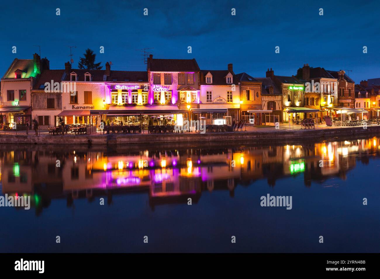 Frankreich, Region Picardie, Somme-Abteilung, Amiens, Quartier Saint-Leu, Restaurants entlang des Flusses Somme Dämmerung Stockfoto