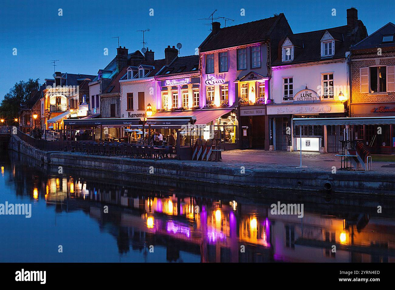 Frankreich, Region Picardie, Somme-Abteilung, Amiens, Quartier Saint-Leu, Restaurants entlang des Flusses Somme Dämmerung Stockfoto