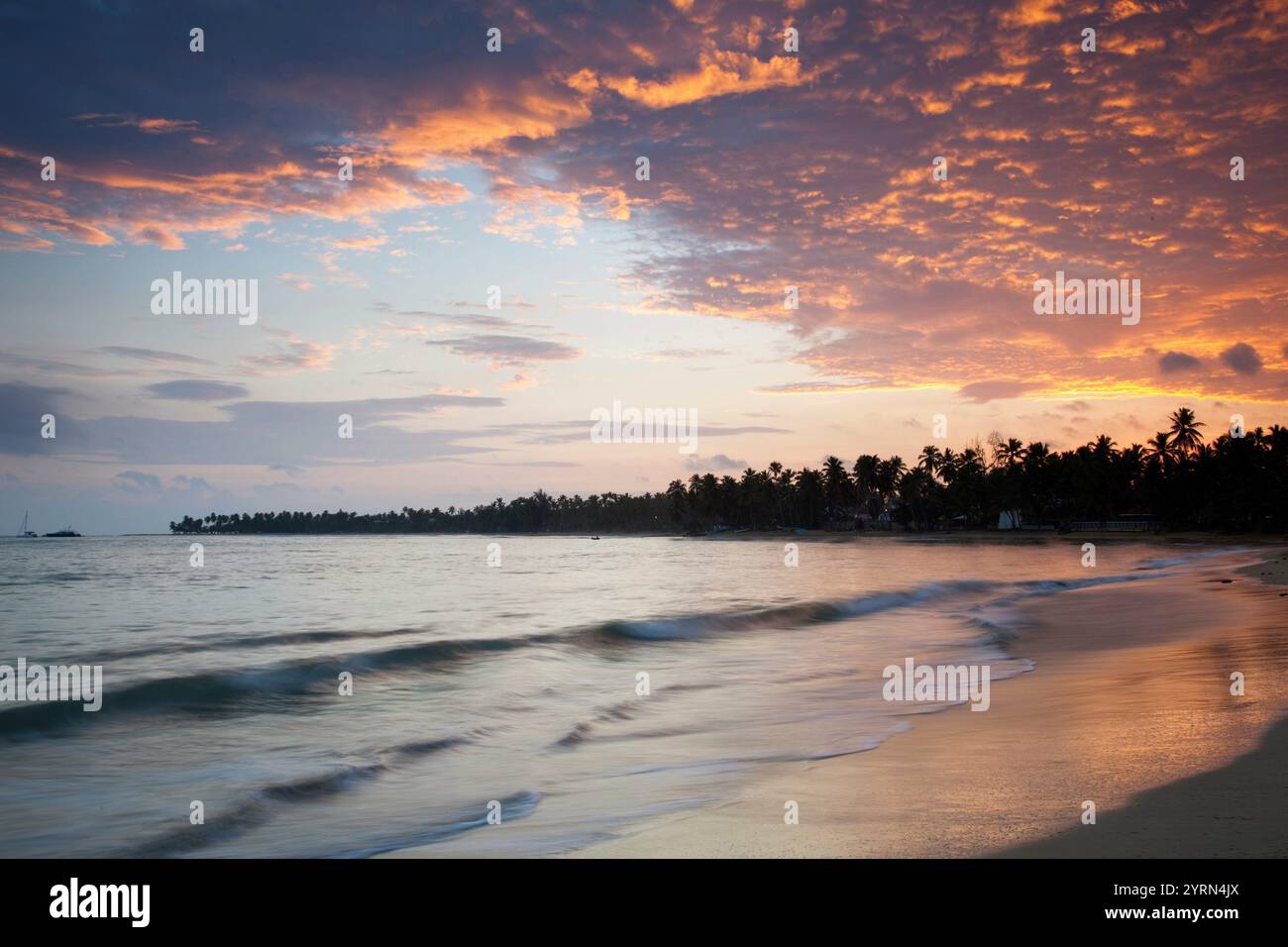 Halbinsel Samaná, Las Terrenas, Strand Playa Las Terrenas, Dominikanische Republik, dawn Stockfoto