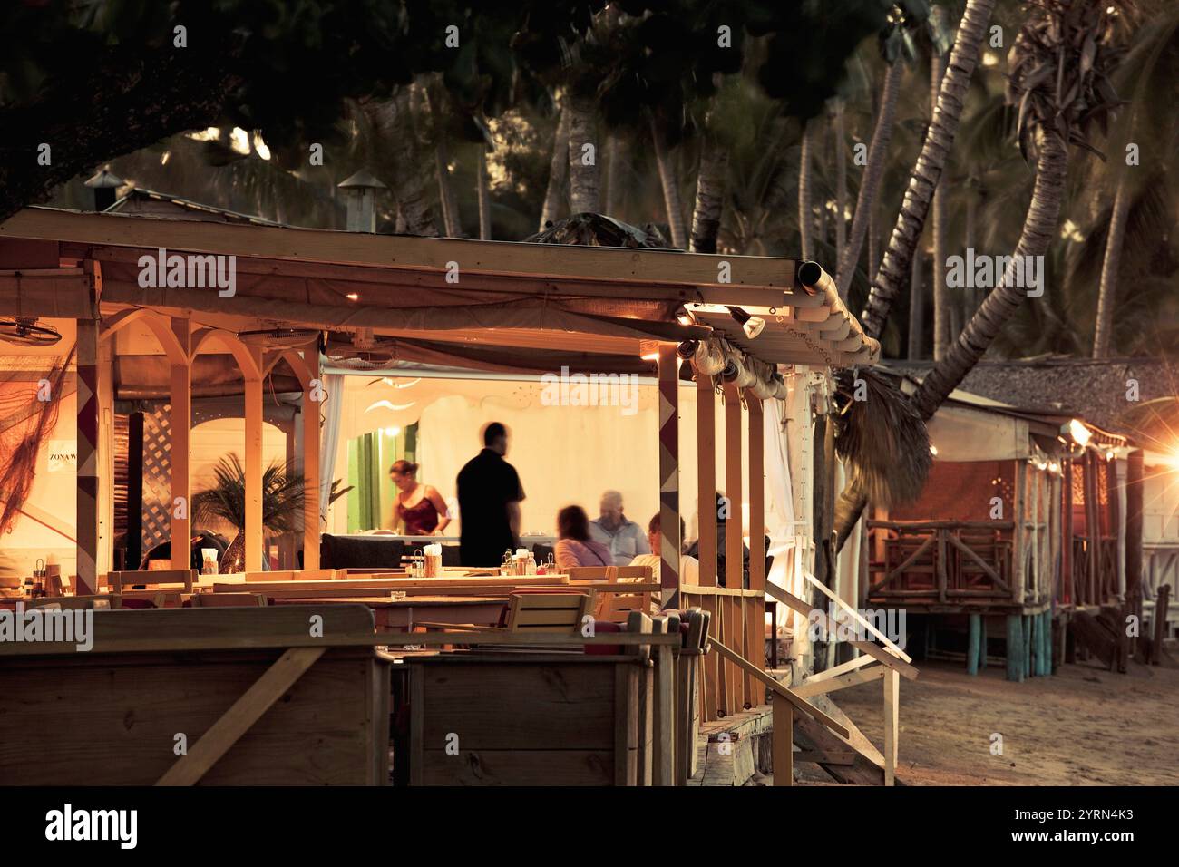 Dominikanische Republik, Halbinsel Samana, Las Terrenas, Playa Las Terrenas Strand, Strandbar, Abend Stockfoto